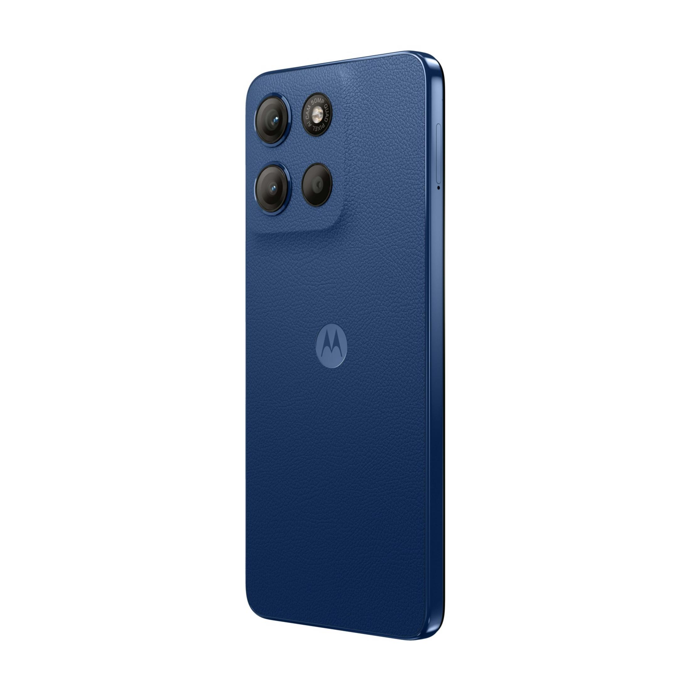 Un smartphone azul oscuro con tres lentes de cámara y un logo de Motorola.