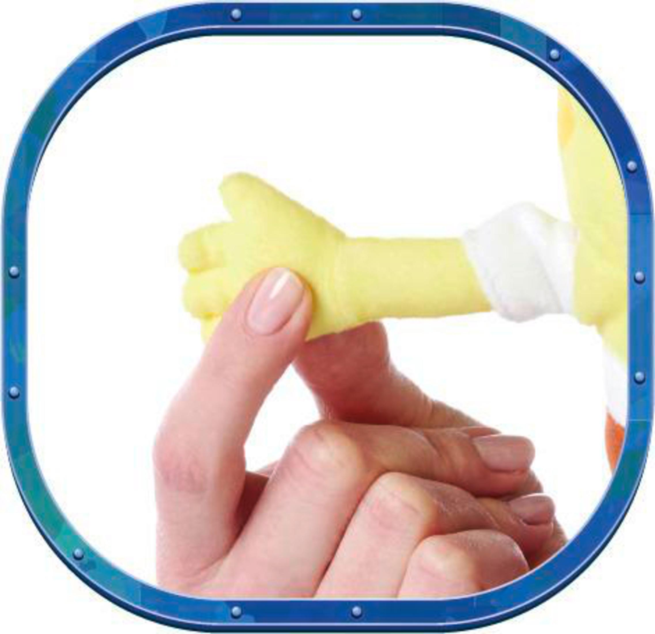 Eine Hand hält einen gelben Plüschtierarm mit weißen Manschetten.
