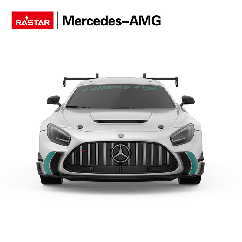 Biały samochód wyścigowy Mercedes-AMG z zielonymi akcentami i dużą kratką.