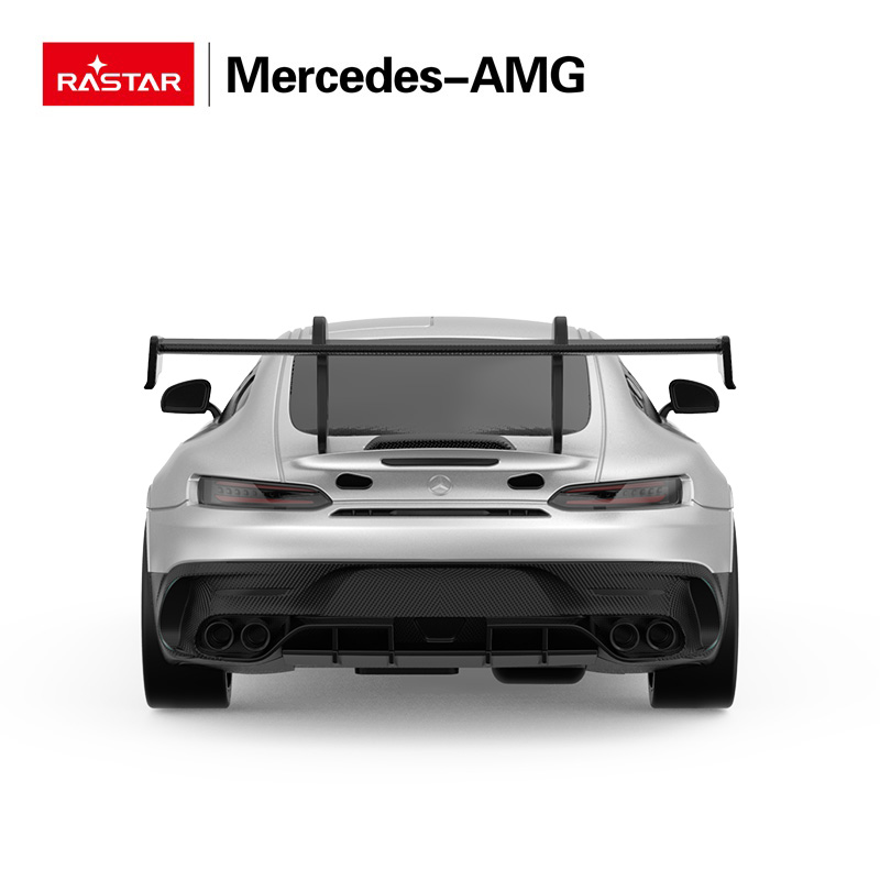 Srebrny Mercedes-AMG z dużym tylnym spojlerem, dyfuzorem z włókna węglowego i podwójnymi rurami.