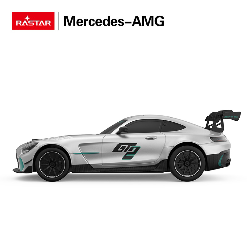 Srebrny Mercedes-AMG z czarnym spoilerem i naklejką GT.