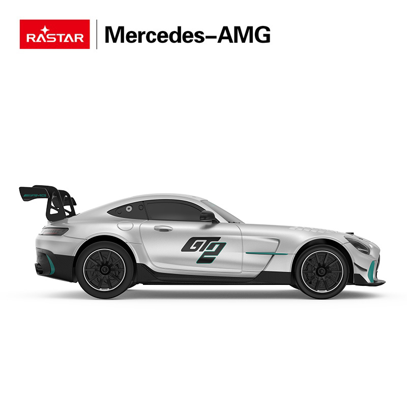 Srebrny Mercedes-AMG ze spojlerem i zielonymi akcentami.