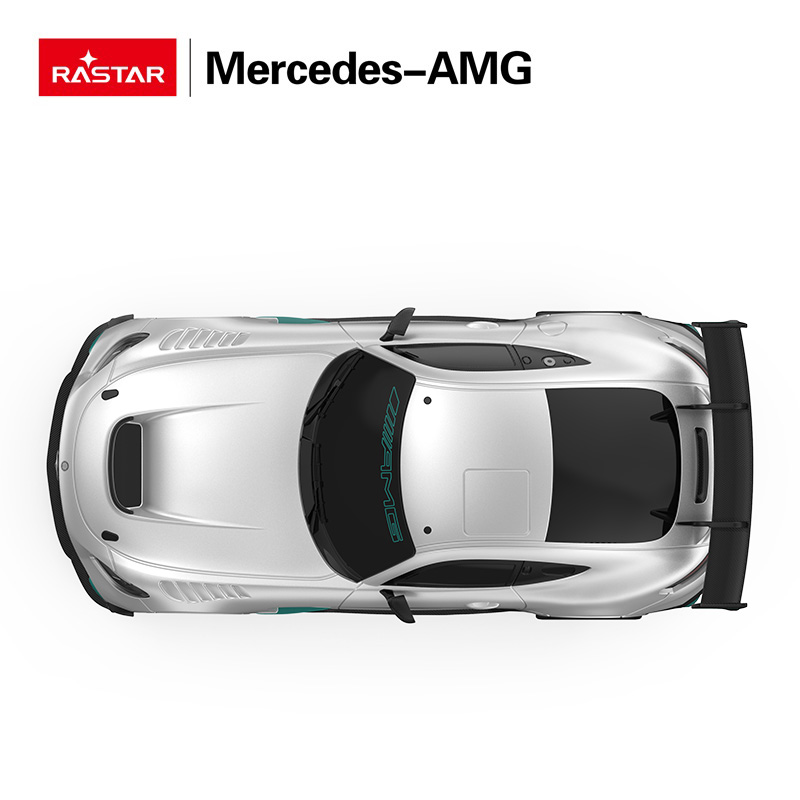 Srebrny model samochodu Mercedes-AMG z czarnym spojlerem, widok z góry.