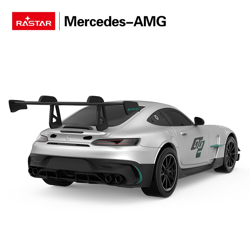 Srebrny samochódzik Mercedes-AMG z dużym tylnym spojlerem i naklejkami wyścigowymi.