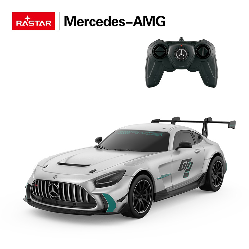Srebrny samochód Mercedes-AMG na zdalne sterowanie z czarnym kontrolerem.