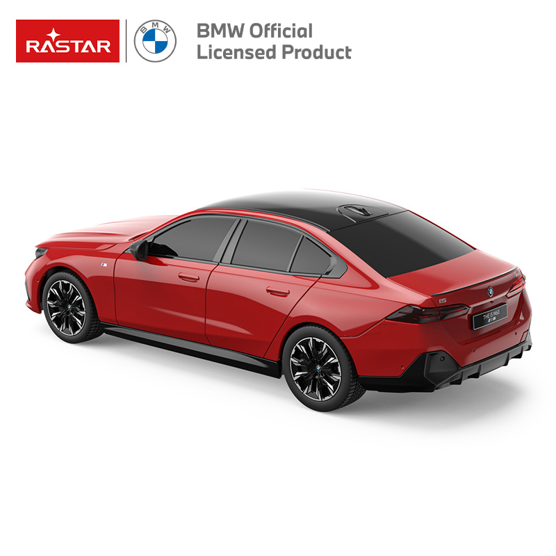 Czerwony model samochodu BMW z czarnym dachem i kołami, białe tło.
