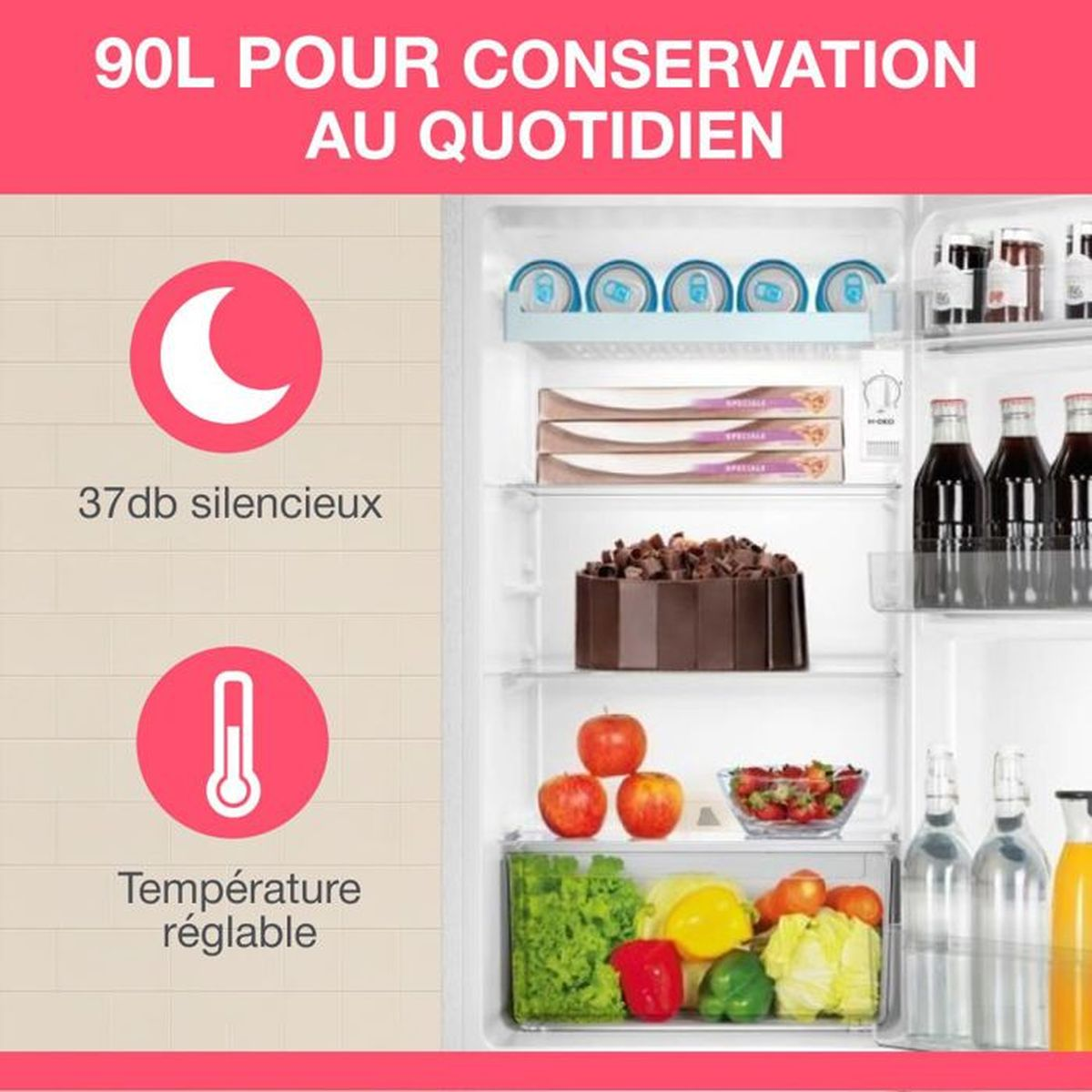 Refrigerador abierto con comida: latas, botellas, manzanas, verduras y pastel de chocolate.