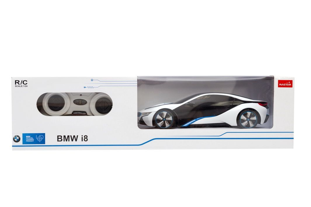 Opakowanie białego i czarnego samochodu RC BMW i8 z kontrolerem.