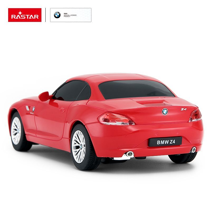 Czerwony czerwony samochódzik Rastar BMW Z4 widoczny od tyłu na białym tle.