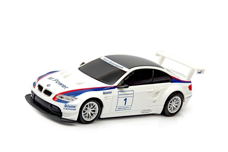 Biały samochód wyścigowy BMW M3 GT2 z numerem 1, czerwonymi i niebieskimi pasami.