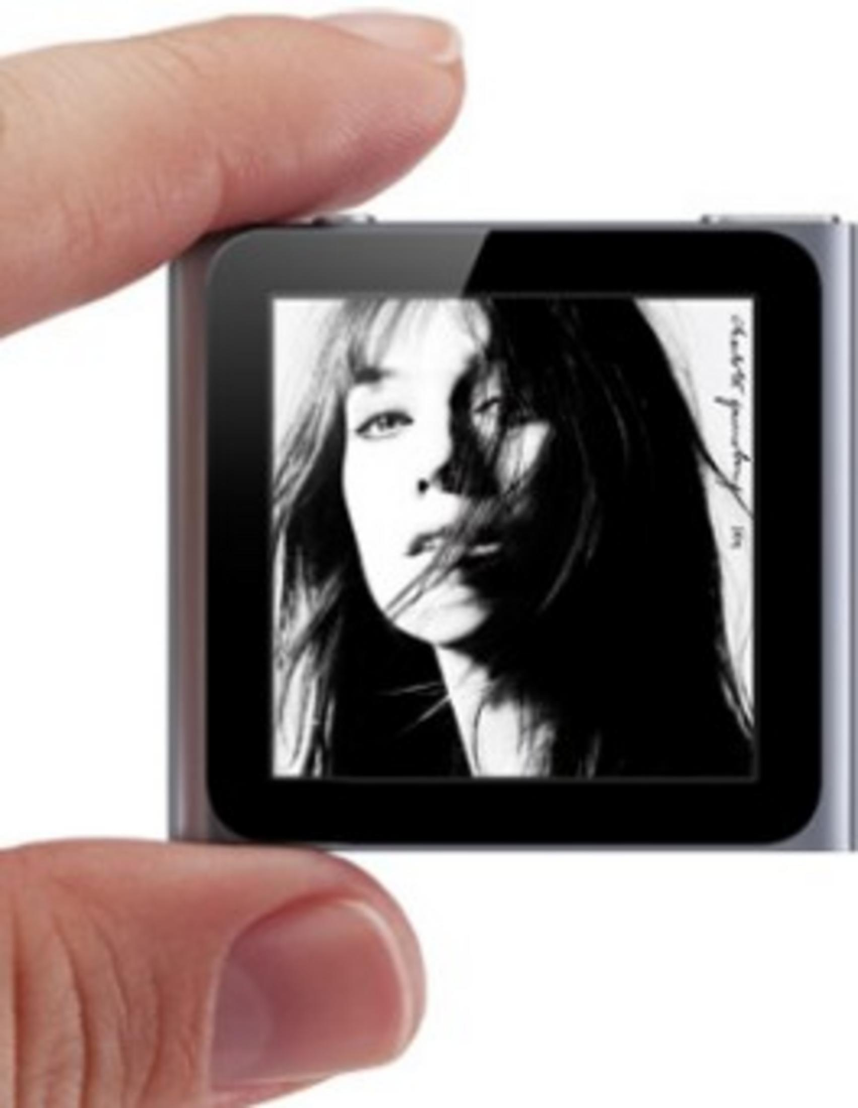 Ein Daumen hält einen kleinen MP3-Player mit einem Schwarz-Weiß-Porträt einer Frau.