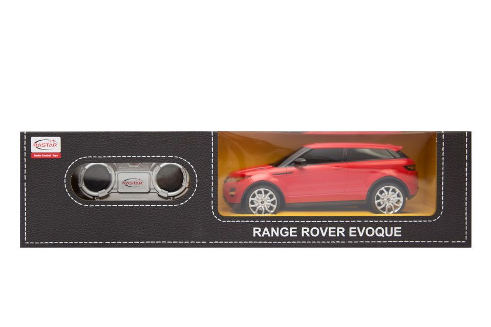Pudełko z czerwonym samochodem zabawką Range Rover Evoque i pilotem.