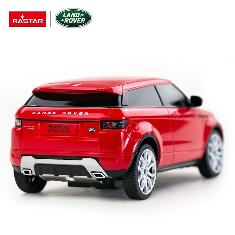 Czerwony samochódzik Range Rover widziany od tyłu z logo i srebrnymi detalami.