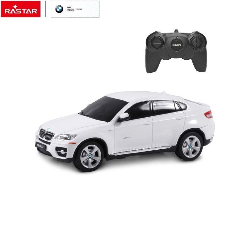 Biały zdalnie sterowany model samochodu BMW X6 z czarnym kontrolerem.