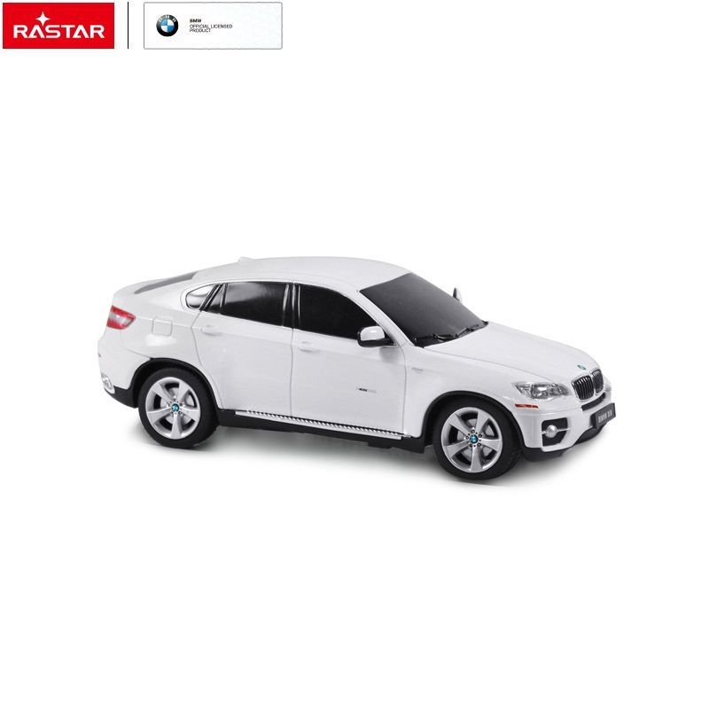 Biały samochód zabawka Rastar BMW X6 na białym tle.