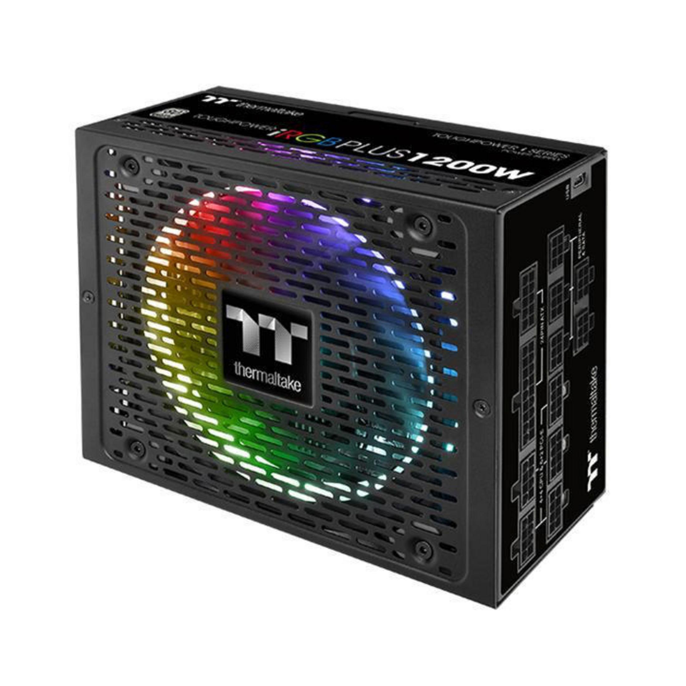Schwarzes Thermaltake-Netzteil mit RGB-Lüfter und beschrifteten Anschlüssen an der Seite.