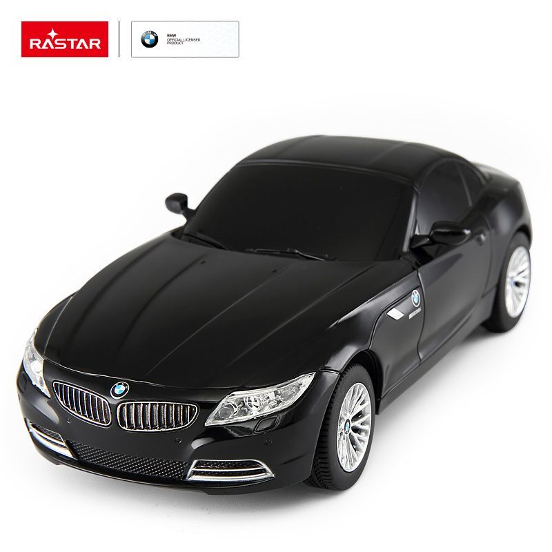 Czarny samochodzik BMW z srebrnymi felgami na białym tle.