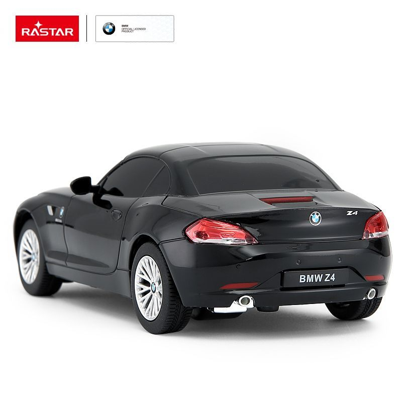 Czarny samochód zabawka BMW Z4 widziany od tyłu, z logo Rastar.