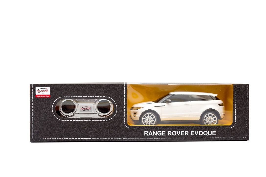 Opakowanie z białym samochodem zabawką Range Rover Evoque i pilotem.