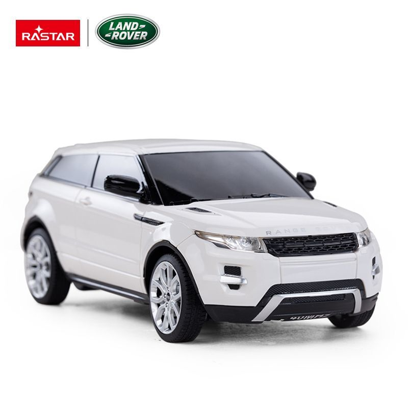 Biały Range Rover Evoque z czarnymi oknami i srebrnymi kołami.