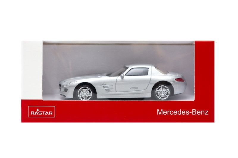 Srebrny samochódzík Mercedes-Benz SLS AMG w opakowaniu.