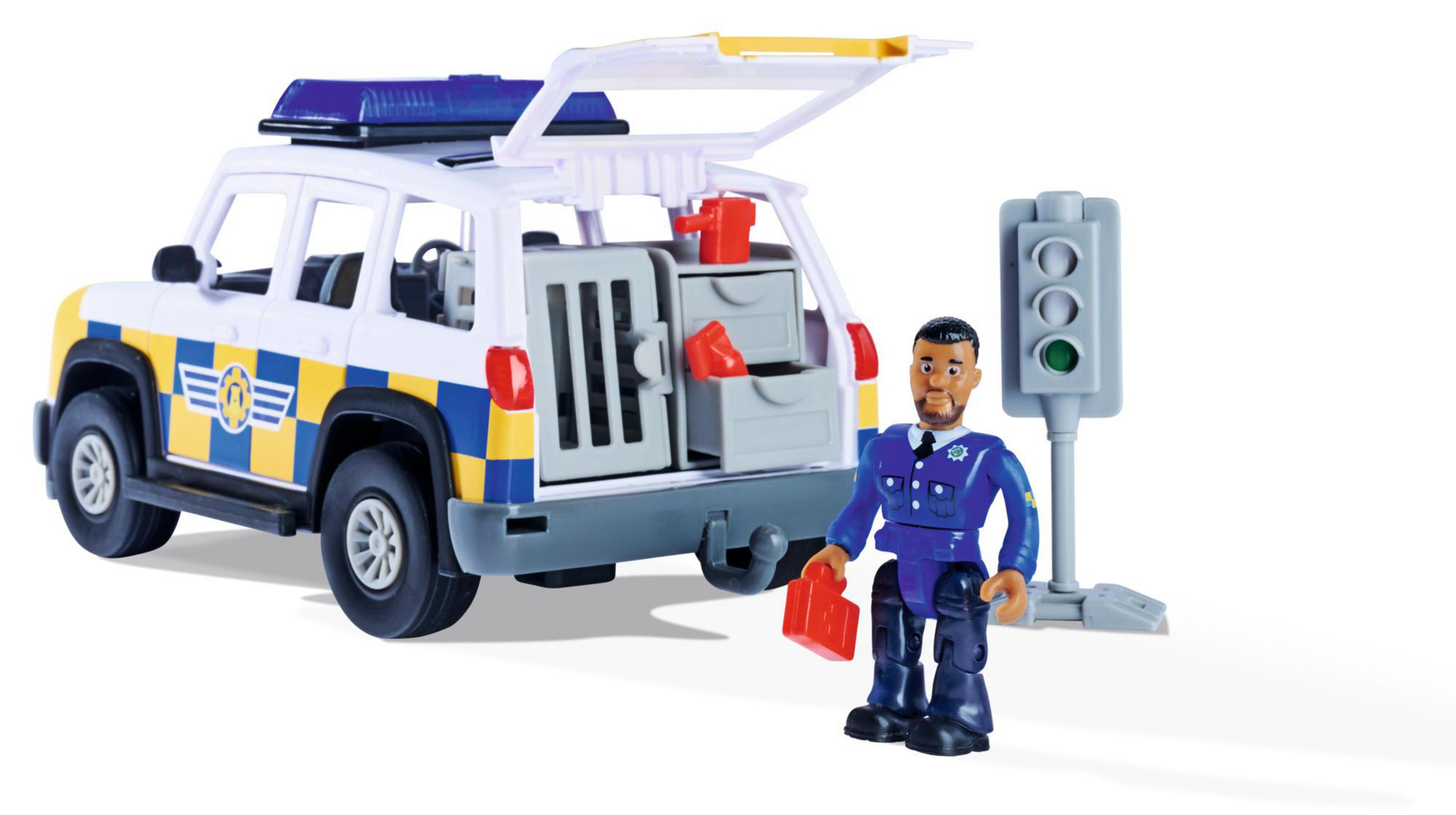 Oficial de policía de juguete con coche y semáforo, luz verde.