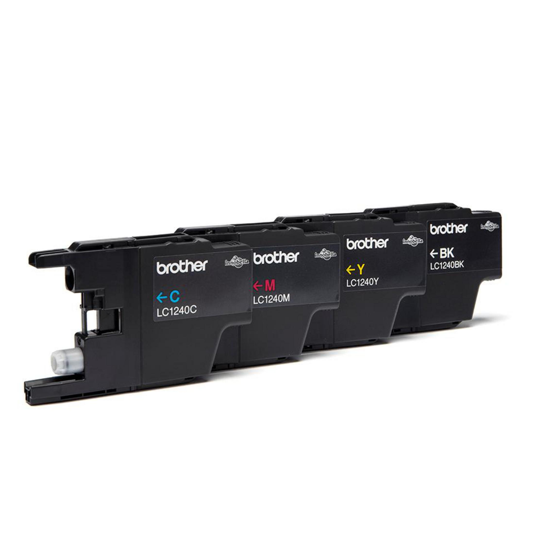 Vier zwarte Brother inktcartridges op een rij, kleurgecodeerd C, M, Y, BK.