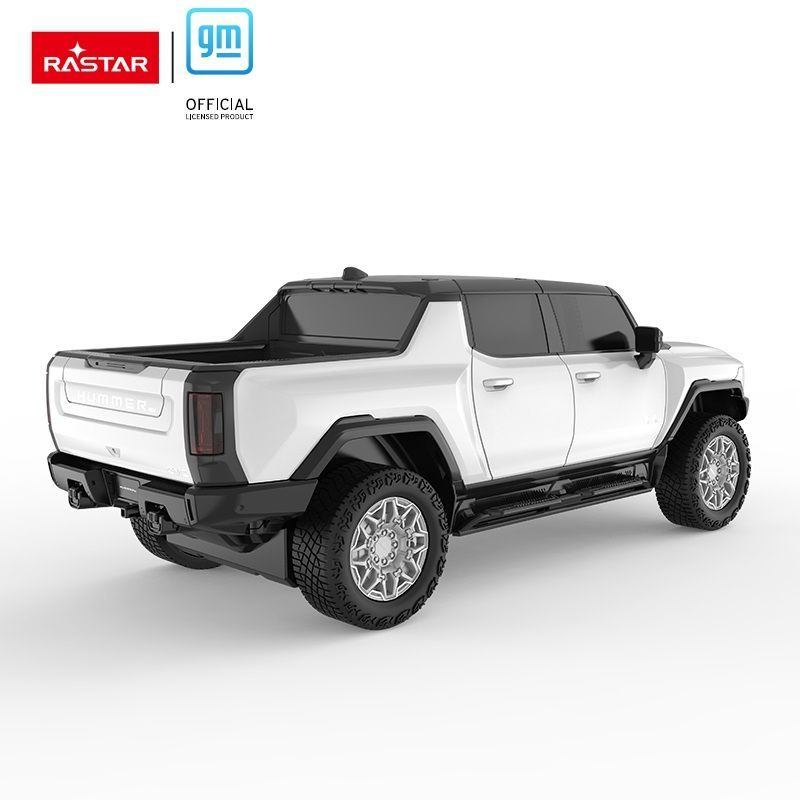 Biały pickup Hummer EV z czarnym dachem i akcentami, na białym tle.
