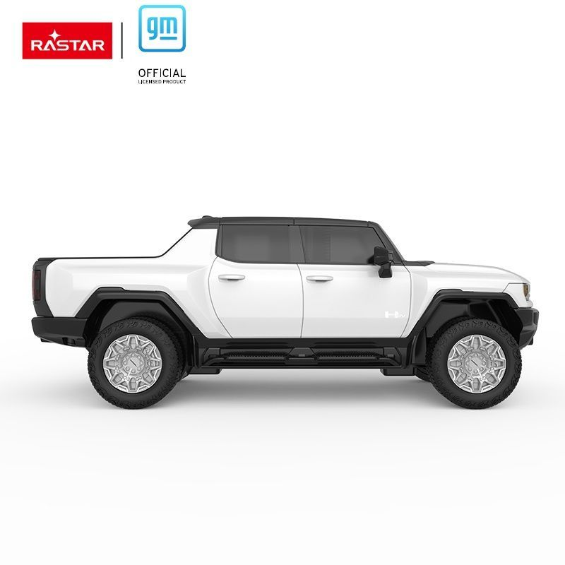 Biały zabawkowy Hummer z czarnymi akcentami i logo GM.
