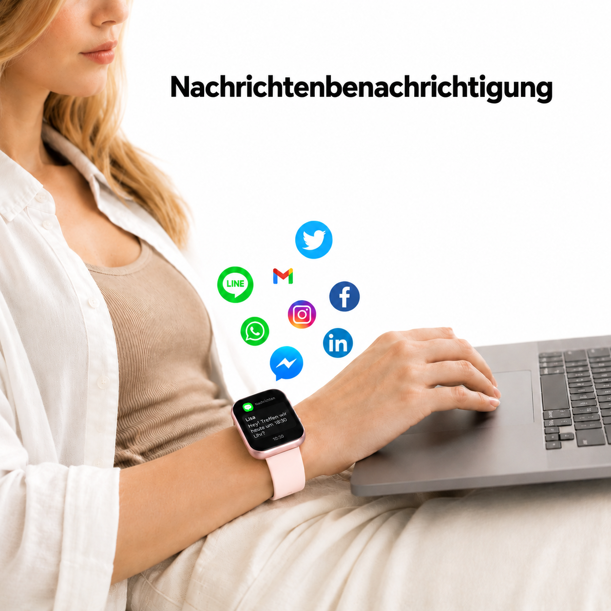 Frau mit Smartwatch und Laptop, umgeben von Social-Media-Icons.