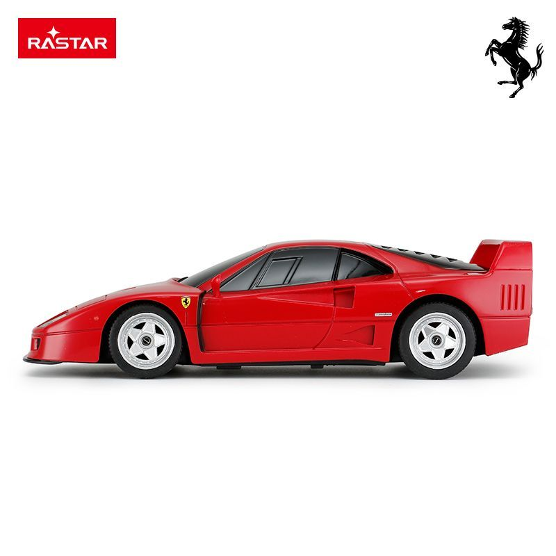 Czerwony samochódzik Ferrari z logo Rastar i herbem wierzgającego konia.