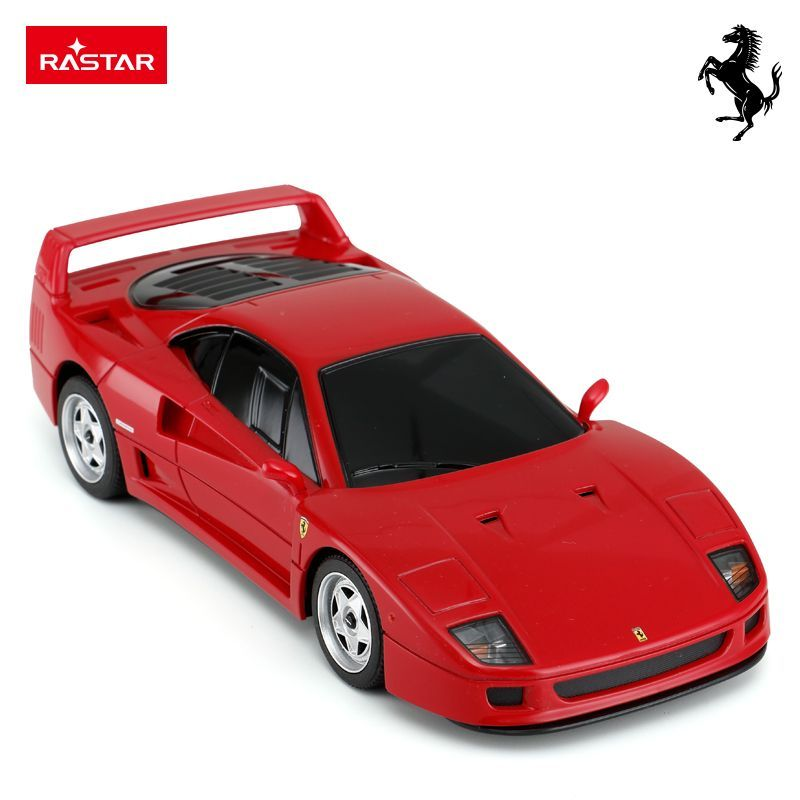 Czerwony samochodzik Ferrari z czarnym logo konia.