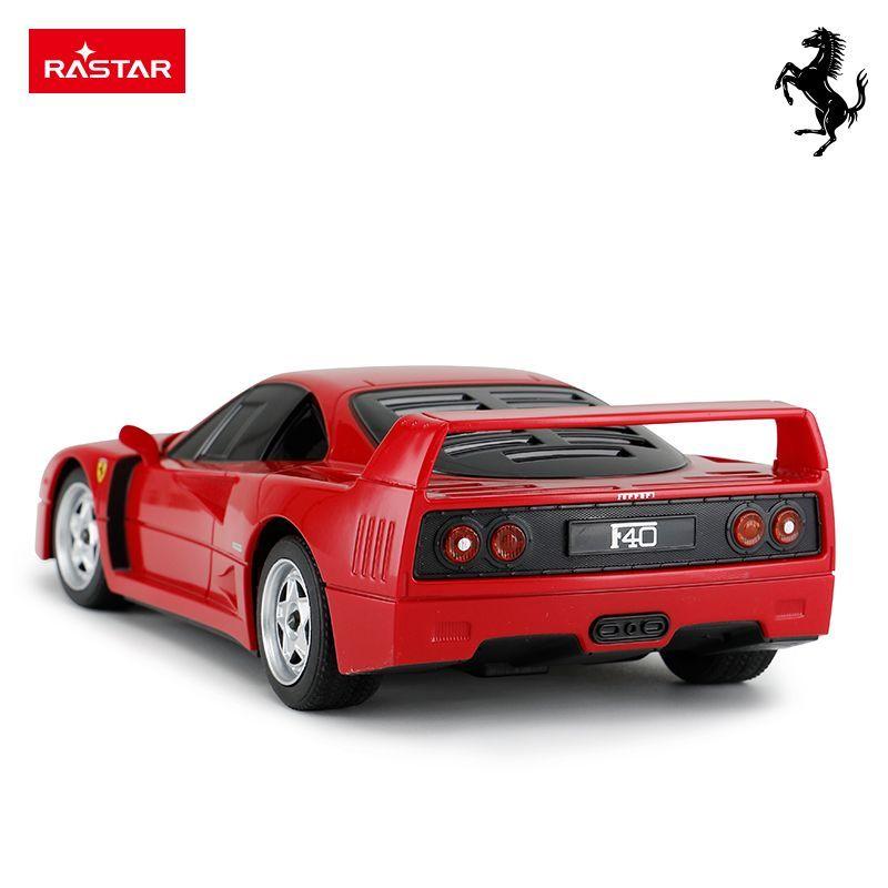 Czerwony samochódzik Ferrari F40 z czarnym tylnym spojlerem i tablicą "F40".