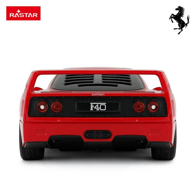 Czerwony samochódzik Ferrari F40 widok z tyłu z logo Rastar i Ferrari.