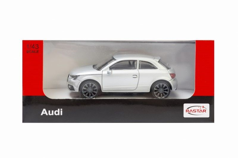 Srebrny samochódzik Audi w skali 1:43 w opakowaniu.