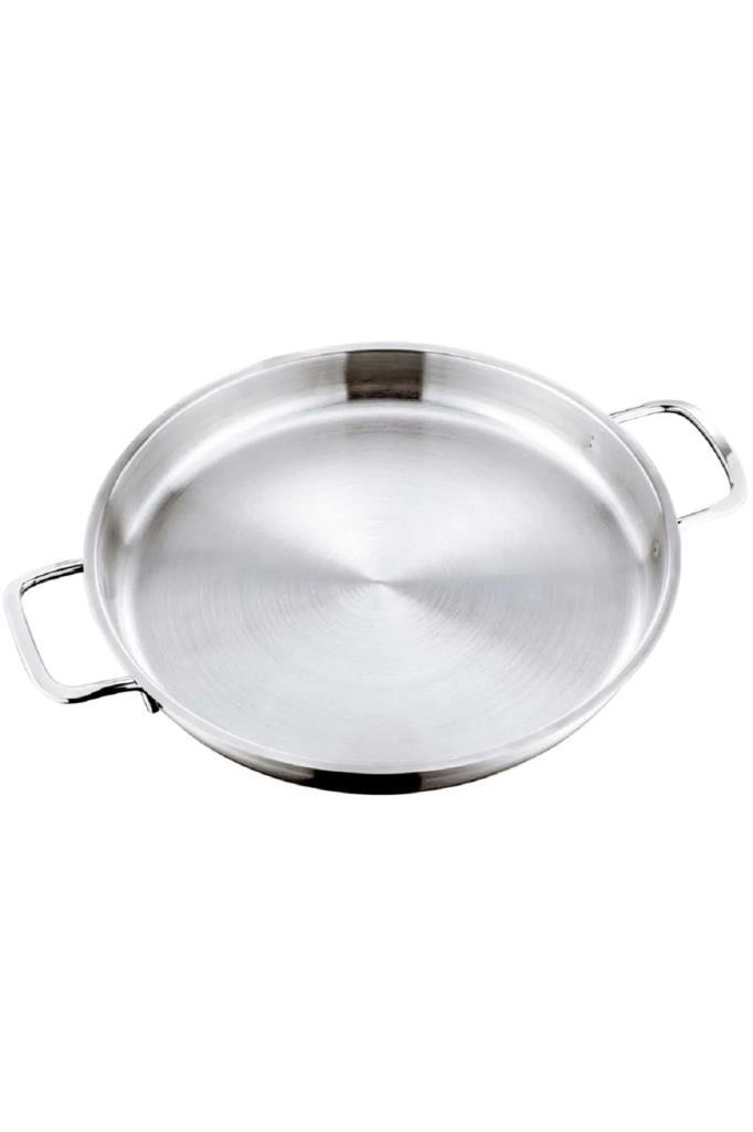 Beyaz arka plan üzerinde iki kulplu parlak metal tava.