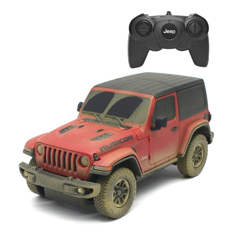 Czerwony samochodzik Jeep Rubicon z czarnym pilotem na białym tle.