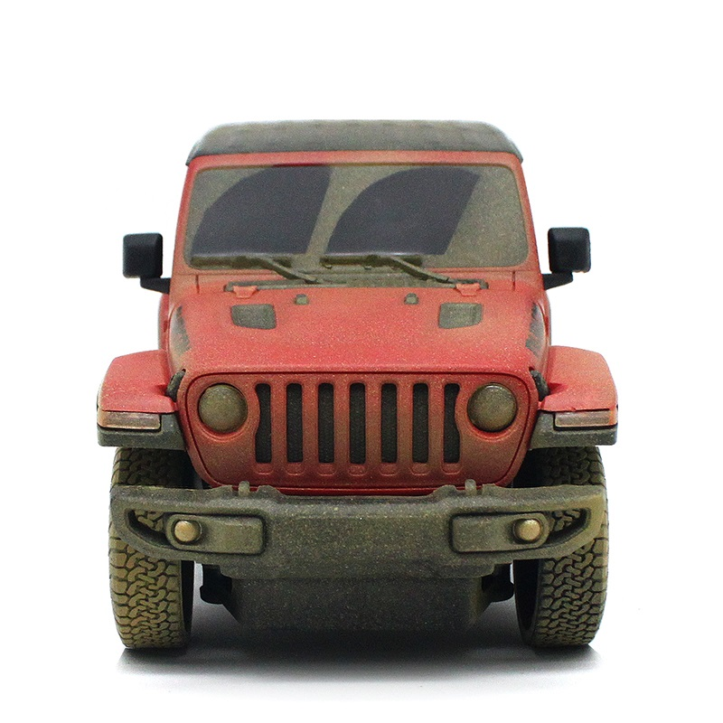 Czerwony Jeep pokryty brudem, widok z przodu, białe tło.