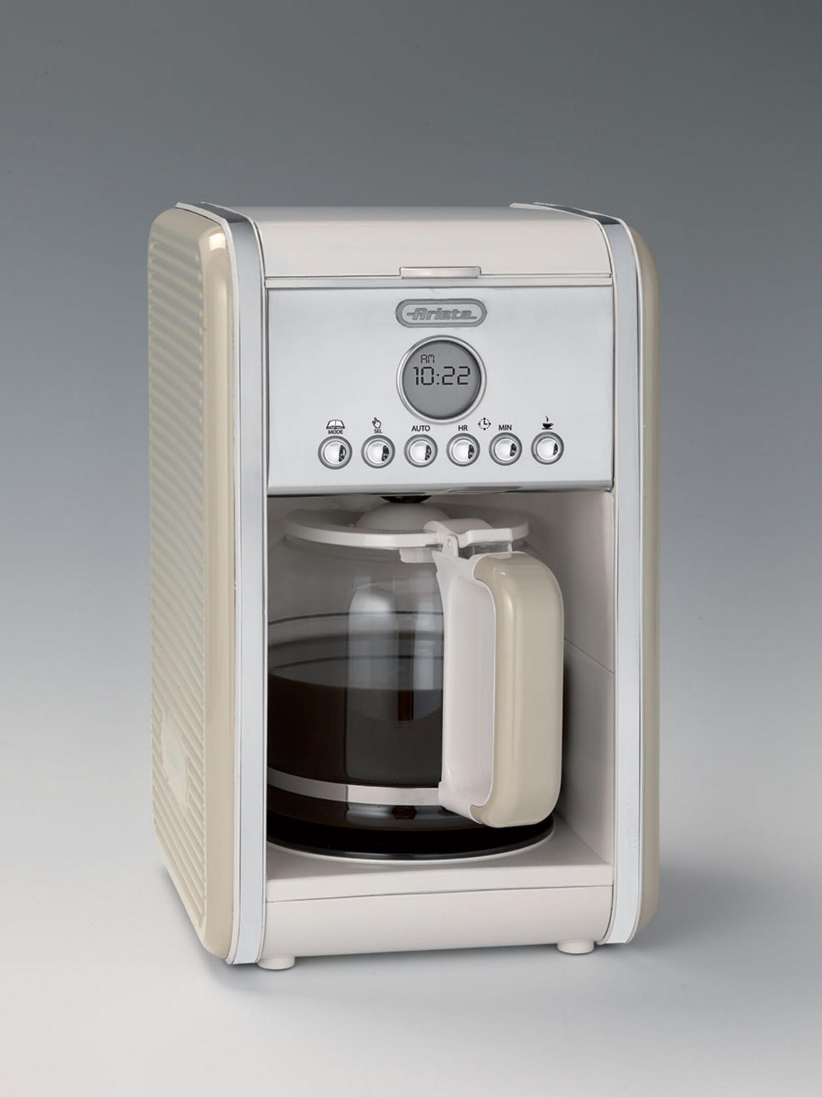 Eine cremefarbene Kaffeemaschine mit einem digitalen Display, das 10:22 anzeigt.