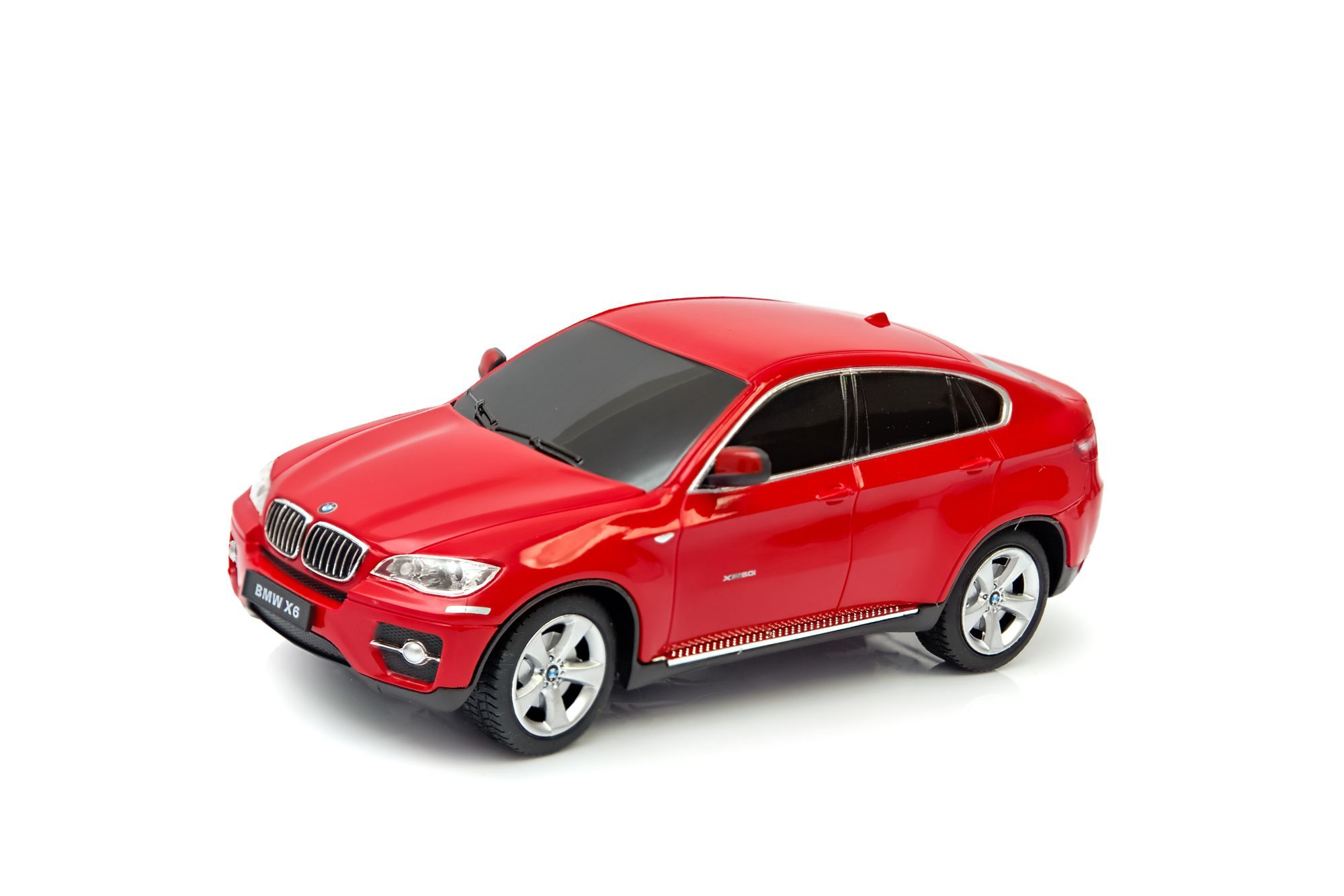 Czerwony samochódzik BMW X6 na białym tle.