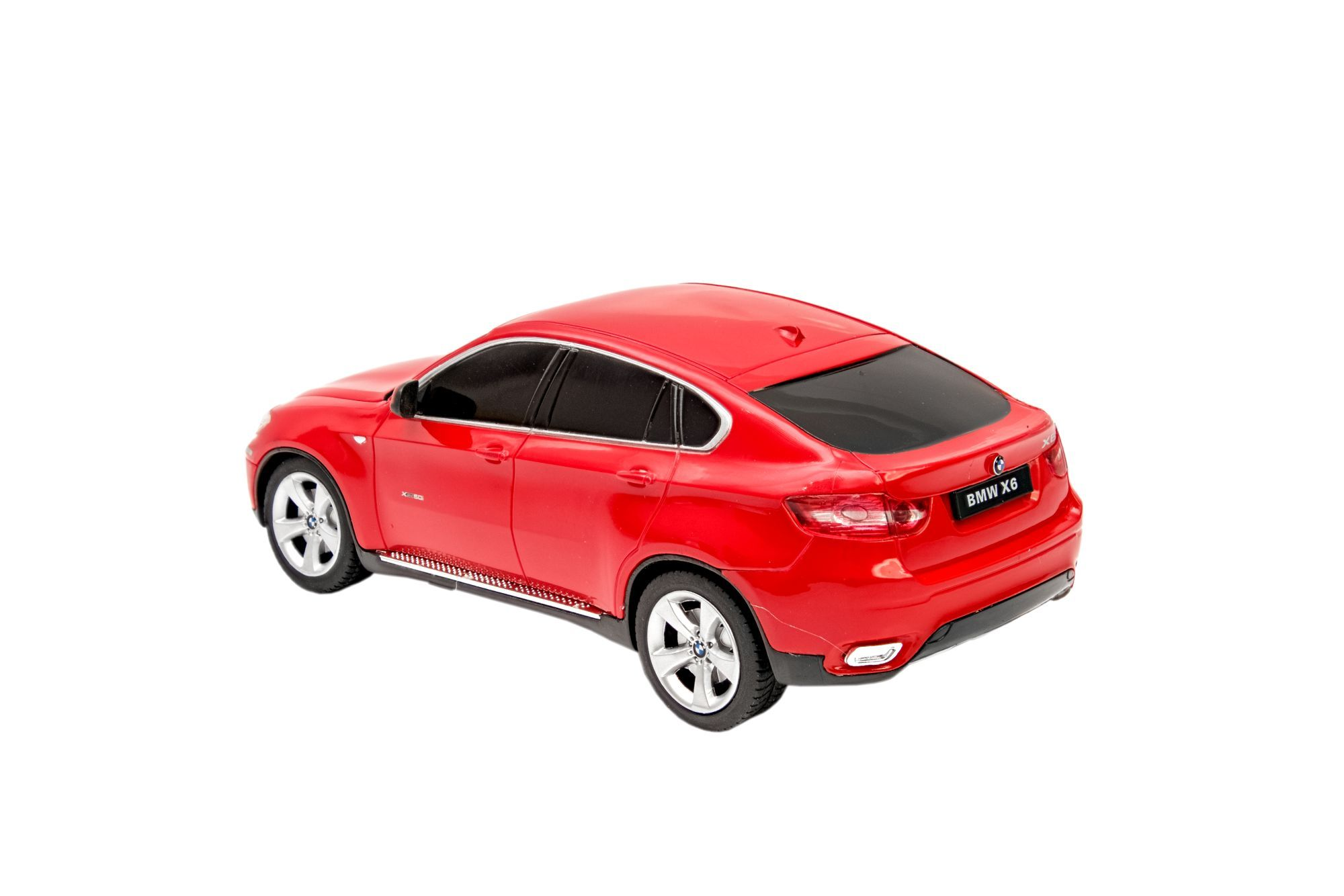 Czerwony samochodzik BMW X6 na białym tle.