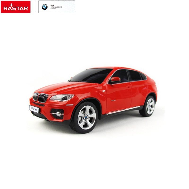 Czerwony model samochodu Rastar BMW X6 z srebrnymi felgami na białym tle.