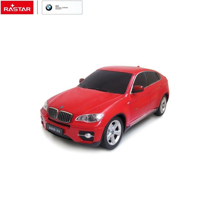 Czerwony zdalnie sterowany samochód zabawka BMW X6 na białym tle.