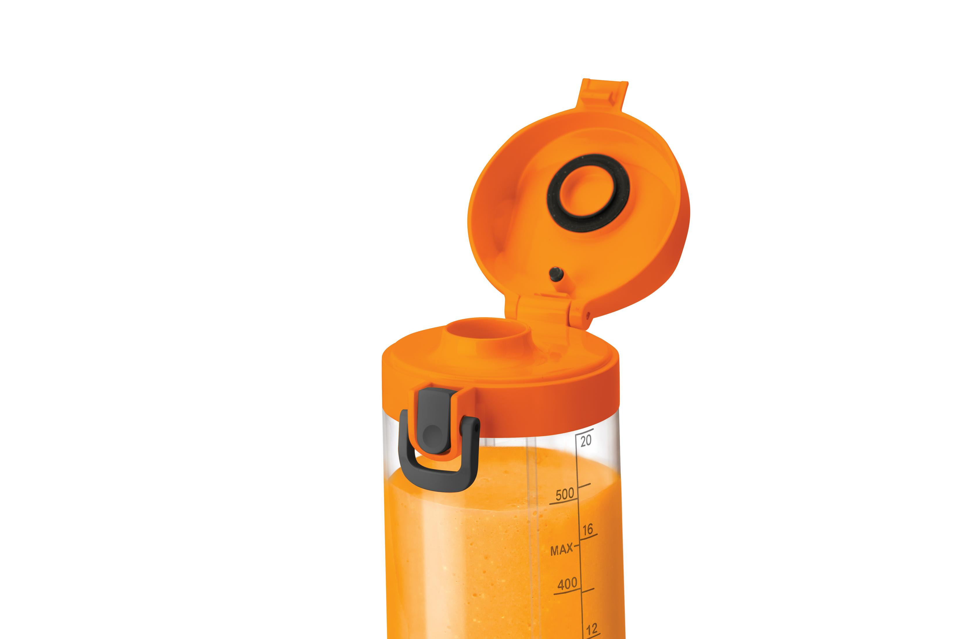 Ein orangefarbener Becher mit offenem Deckel, gefüllt mit einem orangefarbenen Getränk.