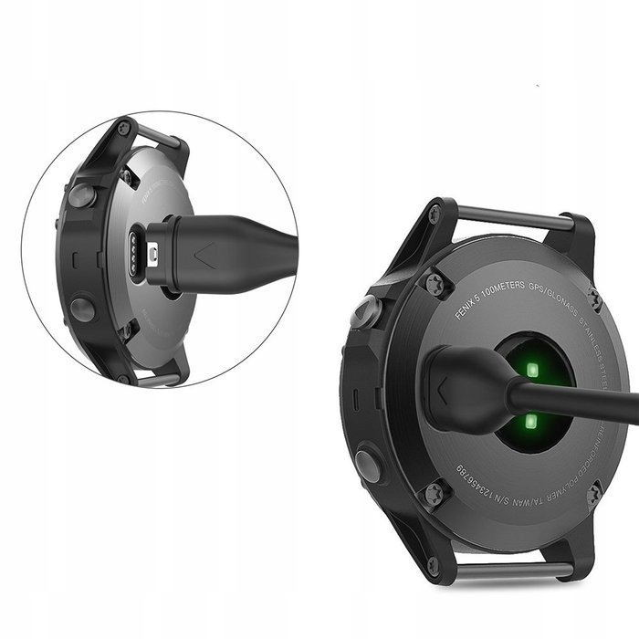 Zbliżenie na smartwatch z kablem ładującym podłączonym do tylnego portu.