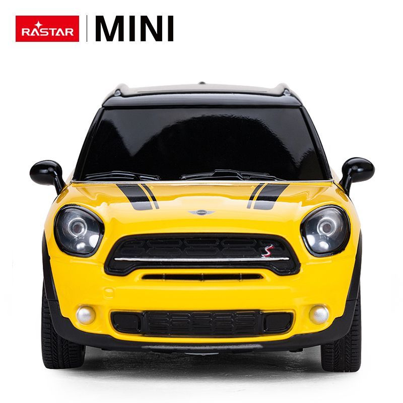 Żółty samochódzik Mini Cooper z czarnymi pasami i dachem, widziany z przodu.