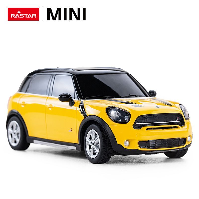 Żółty samochodzik Mini Cooper z czarnym dachem i detalami, na białym tle.