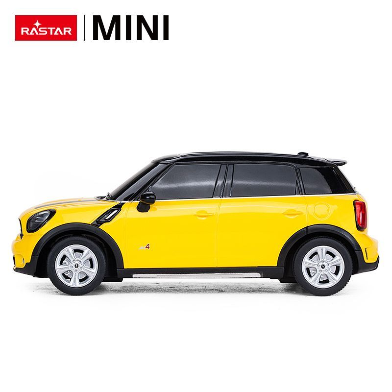 Żółty samochodzik Mini z czarnym dachem, widok z boku.