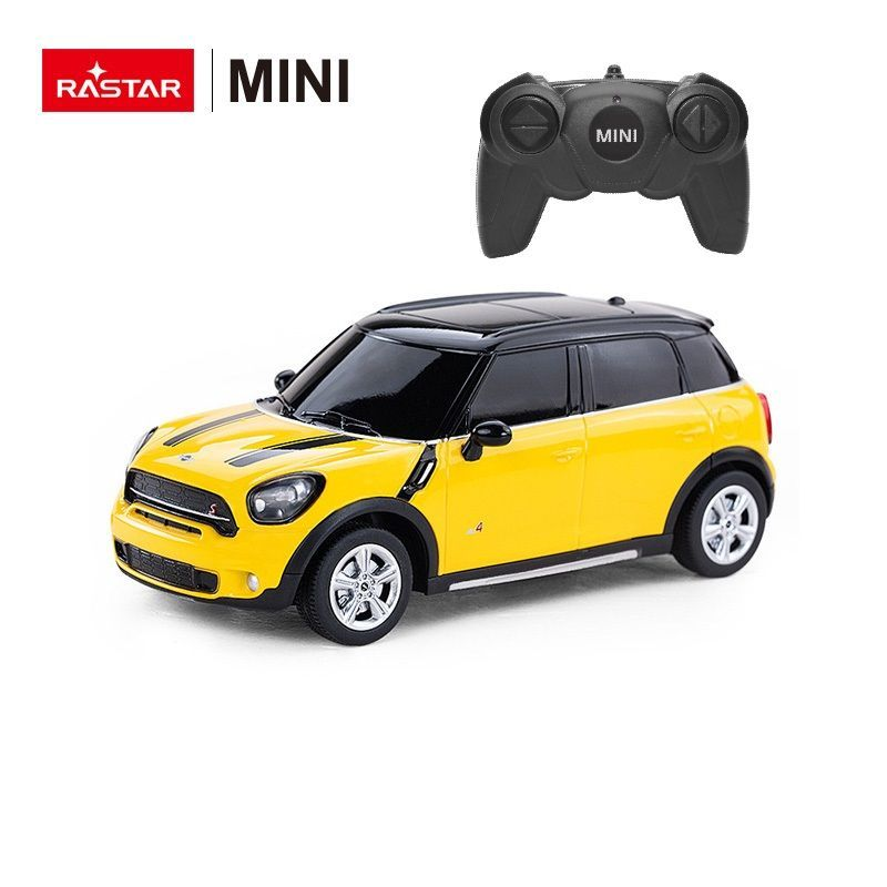 Żółty samochodzik Mini z czarnym dachem i pilotem.