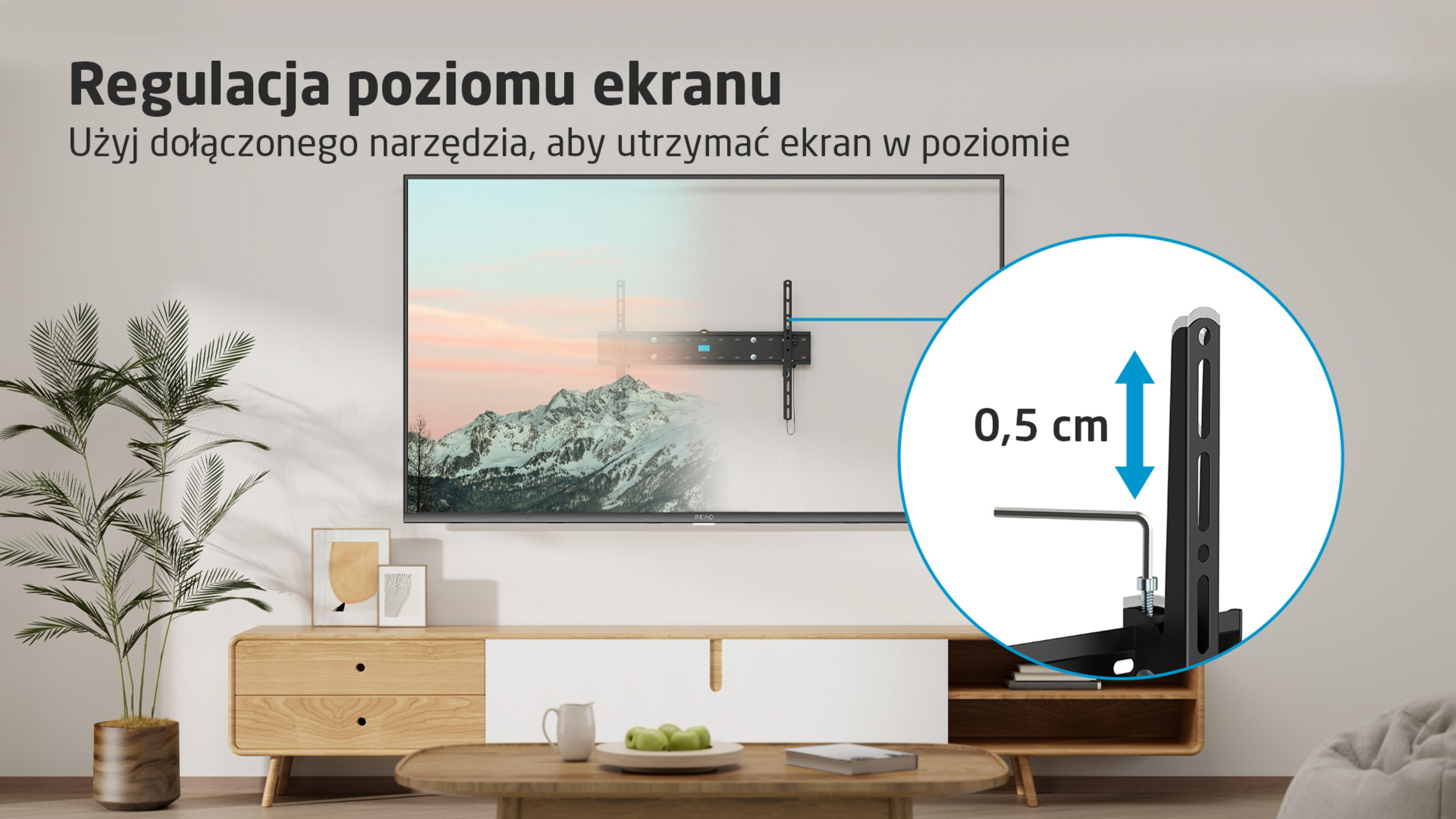 Ein Fernseher ist an einer Wandhalterung montiert. Ein Werkzeug stellt die Neigung ein.